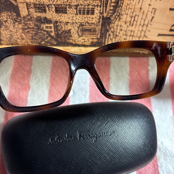 BRAND NEW SALVATORE FERRAGAMO SUNGLASSES - Picture 5 of 8